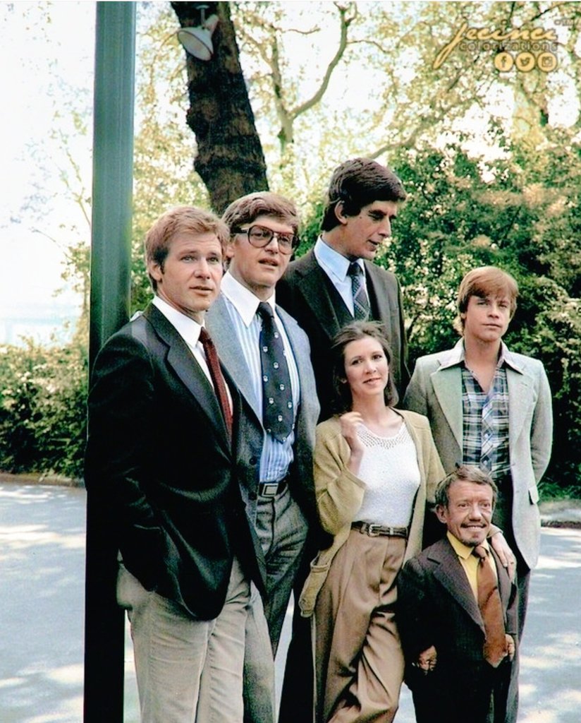 The cast of Star Wars out of costume in c. 1977. From left to right: Harrison Ford (Han Solo), David Prowse (Darth Vader), Peter Mayhew (Chewbacca), Carrie Fisher (Princess Leia), Kenny Baker (R2-D2), and Mark Hamill (Luke Skywalker). https://t.co/t38V1QbNPU