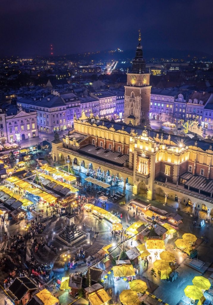 visegrad24's tweet photo. The Christmas market in Kraków, Poland is absolutely gorgeous this year. 

Crowds of locals and tourists have been gathering there every evening for over a month, buying presents, drinking mulled wine and enjoying oscypek cheese. 

🇵🇱 https://t.co/qazOSzWBHO