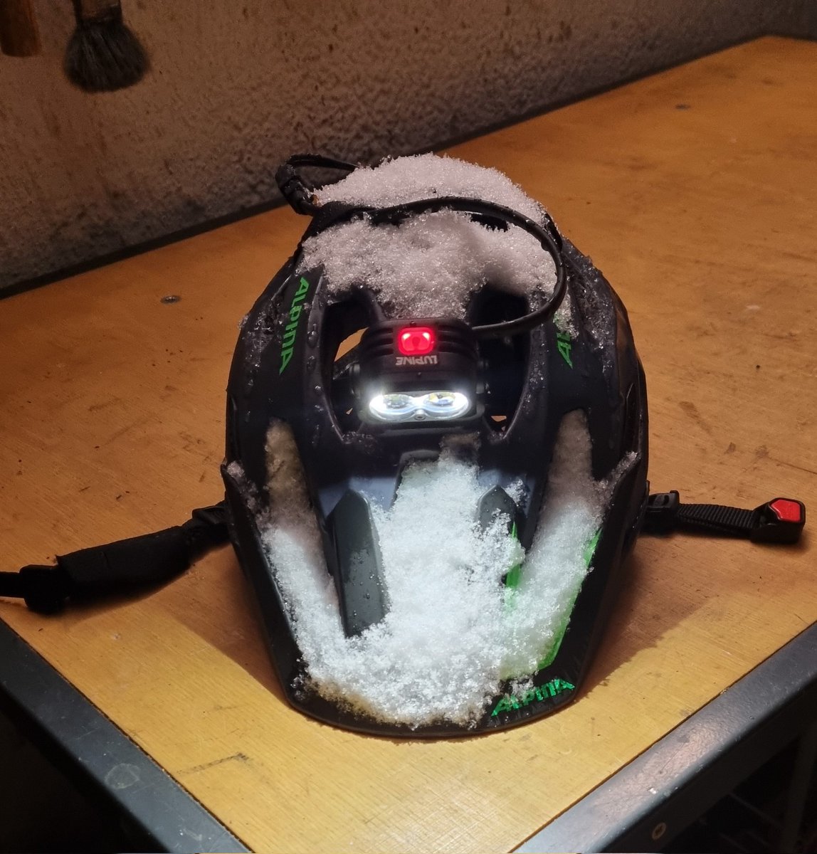 LeikKiel's tweet photo. Kein Wunder das der Helm immer schwerer geworden ist 🤓
#einrad #unicyle #einradfahren #unicycling #muni #municyclelife #municycling #municyle #onewheelisenough #Schnee https://t.co/OUKv3iUsHH
