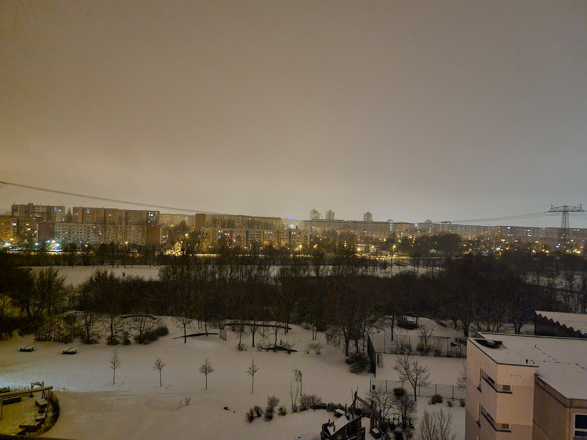 AfDLindemann's tweet photo. Schlimm dieser #Klimawandel. Jetzt ist sogar Schnee in #Marzahn. Es wird immer kälter. Wo bleibt die angekündigte Erderwärmung? https://t.co/47suo3vJzS