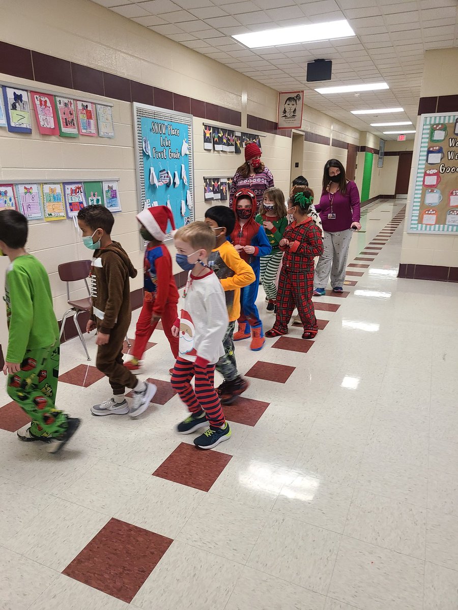 msilicato25's tweet photo. Polar Express parade! @bethelspringsgv @Joglush https://t.co/LOP2GYG9mF