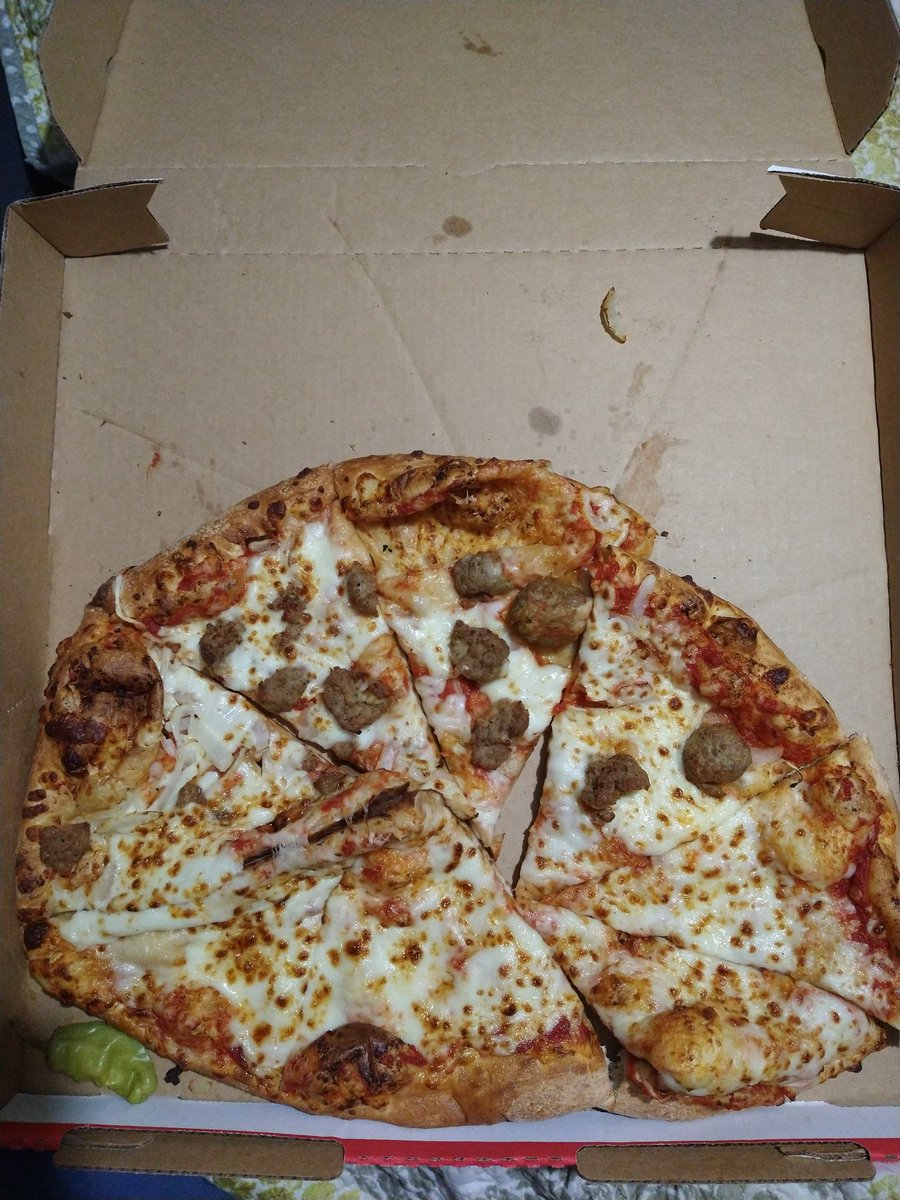 HighSquirrely's tweet photo. @PapaJohns .... I didn't realize the new NY Style foldable pizza came pre-folded!
🤷🏻‍♀️🙄 https://t.co/4KF2QRAPoa