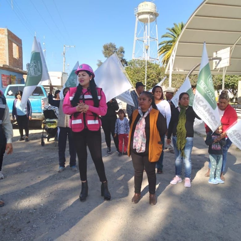 LeticiaOlivare_'s tweet photo. Iniciamos simultáneamente la pavimentación de las. calles principales en Alamitos y Los Hornos, dando el banderazo de arranque en estos momentos.
#TransformandoTuComunidad https://t.co/zR1fgoCTfE