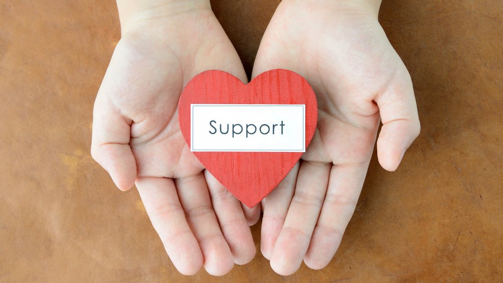 Don't struggle alone. As we approach the festive season, a happy time for so many, it can be challenging for those who are affected by cancer.

Find our list of useful resources here: l8r.it/MILl

💜