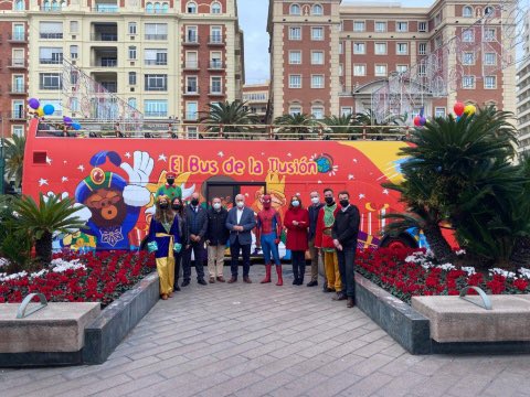 La <a href="/EMT_Malaga/">EMT Málaga</a> presenta el ‘Bus de la ilusión’, que vuelve a recorrer Málaga con sus tour solidarios. Hasta el 4 de enero, un autobús de dos plantas de <a href="/malagatour/">City Sightseeing Málaga</a> recorrerá las calles de Málaga para recaudar fondos para distintas entidades sociales
➕bit.ly/3Fucx7p