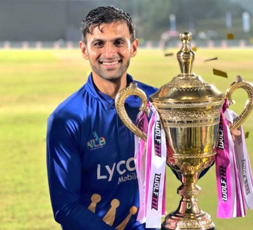 PakPassion's tweet image. A very happy Shoaib Malik who was part of the Trophy winning squad for the Jaffna Kings in the 2nd edition of the LPL - his tournament stats : 10 matchs, 164 runs (avg 27.33) and 3 wickets (Econ 6.14) #LPL2021
