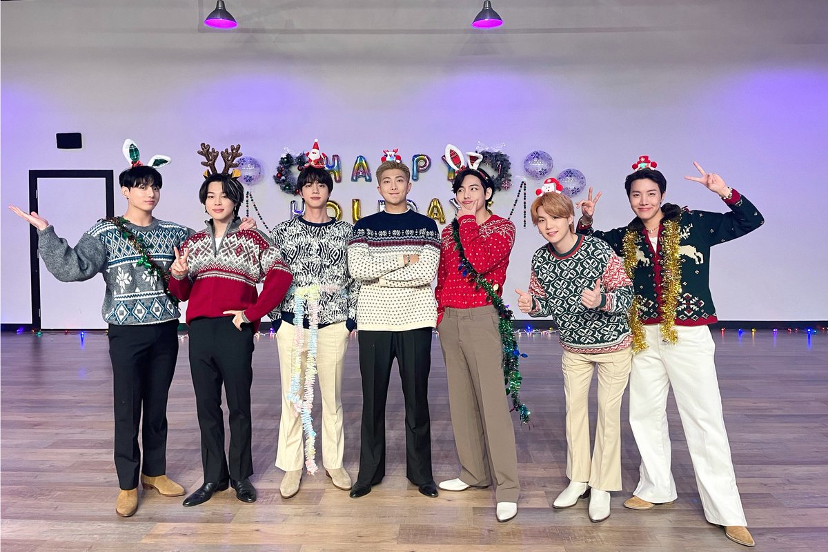 BTS_twt_Bighitt's tweet image. 미리 Happy Holidays 💜ARMY💜 ⛄️☃️