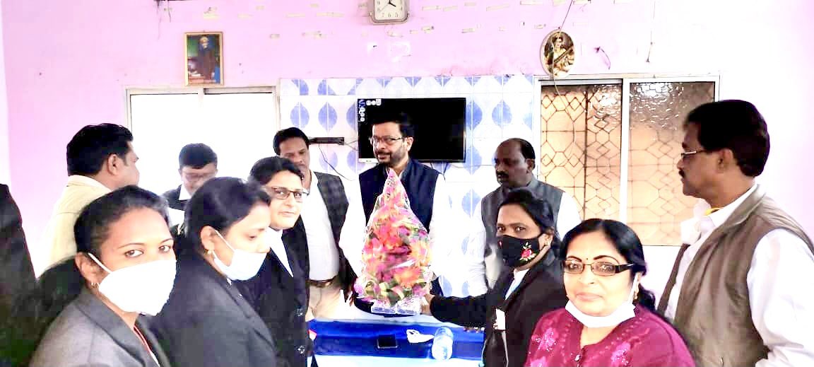 sureshkpujari's tweet photo. ଗତ ଡିସେମ୍ବର ୦୭ ତାରିଖରେ ମୁଁ ଲୋକସଭା ରେ ପଶ୍ଚିମ ଓଡିଶା ରେ ହାଇକୋର୍ଟ ର ସ୍ଥାୟୀ ବେଞ୍ଚ ପ୍ରତିଷ୍ଠା କରିବାକୁ ଦାବି ଓ ଯୁକ୍ତି ଉପସ୍ତାପନା କରିଥିବାରୁ ‘ଝାରସୁଗୁଡା ଜିଲ୍ଲା ଓକିଲ ସଂଘ’ ର ଓକିଲ ବନ୍ଧୁମାନେ ଆଜି ମୋତେ ସମ୍ବର୍ଦ୍ଧିତ କରିଥିବାରୁ ସମସ୍ତଙ୍କୁ ବହୁତ ବହୁତ ଧନ୍ୟବାଦ….
#permanentbench https://t.co/GATstvKQXP
