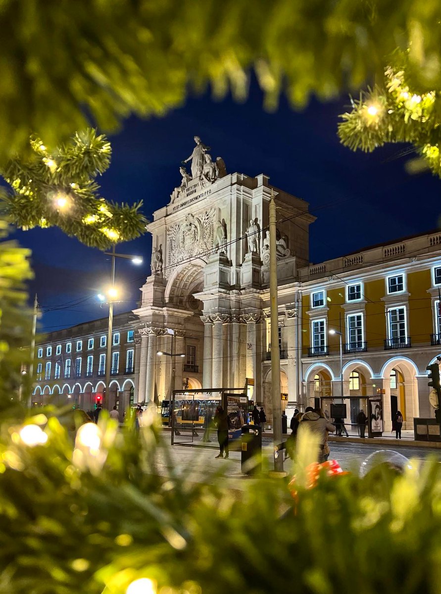 greenlisboa2020's tweet photo. This holiday season, sustainability is not to be forgotten. This Christmas, choose more sustainable options: support local trade, avoid waste and opt for a more conscious consumption. Having a more planet-friendly Christmas only depends on us. Happy holidays! 🎄🌍 https://t.co/kazop0fmpG