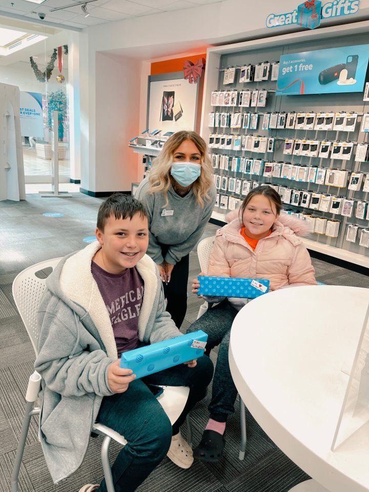 Jonathan Kirwin (@jon_kirwin) on Twitter photo Sarah - Blue Link Store Leader at Wyoming Valley Mall went the extra mile by wrapping gifts. A father brought his children in to get Apple watches for their mom and sister. Thank you for serving our customers first! ๐๐ป๐๐ป๐๐ป #unstOHPAble #sERve1st <a href="/team_oselett/">Danielle Oselett</a> Sarah - Blue Link Store Leader at Wyoming Valley Mall went the extra mile by wrapping gifts. A father brought his children in to get Apple watches for their mom and sister. Thank you for serving our customers first! ๐๐ป๐๐ป๐๐ป #unstOHPAble #sERve1st <a href="/team_oselett/">Danielle Oselett</a>