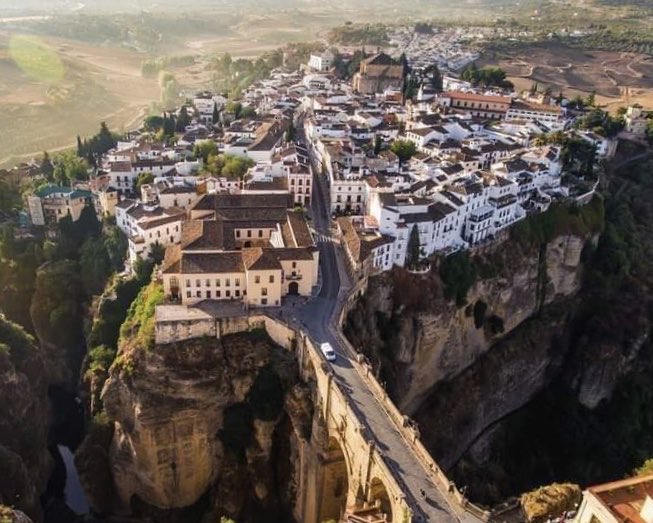 لِكُلِّ شَيْءٍ إِذَا مَا تَمَّ نُقْصَانُ
فَلَا يُغَرَّ بِطِيبِ العَيْشِ إنْسَانُ

هِيَ الأمُورُ كَمَا شَاهَدْتُهَا دُوَلٌ
مَنْ سَرَّهُ زَمَنٌ سَاءتْهُ أزْمَانُ

- أبو البقاء الرندي