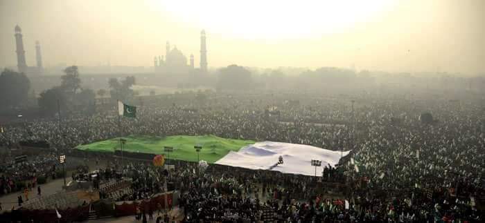 Sanwal_Behzad2's tweet photo. #23December2012 no other flag other then #Pakistan. An uncountable crowd.
#DrQadriWasRight https://t.co/PHRqSdBKMn