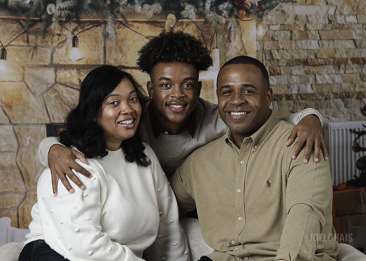joel_onais's tweet photo. Had a great #christmassession with the James family. Thank you, #MerryChristmas 📸 #HappyHolidays https://t.co/35D8lRTMC1