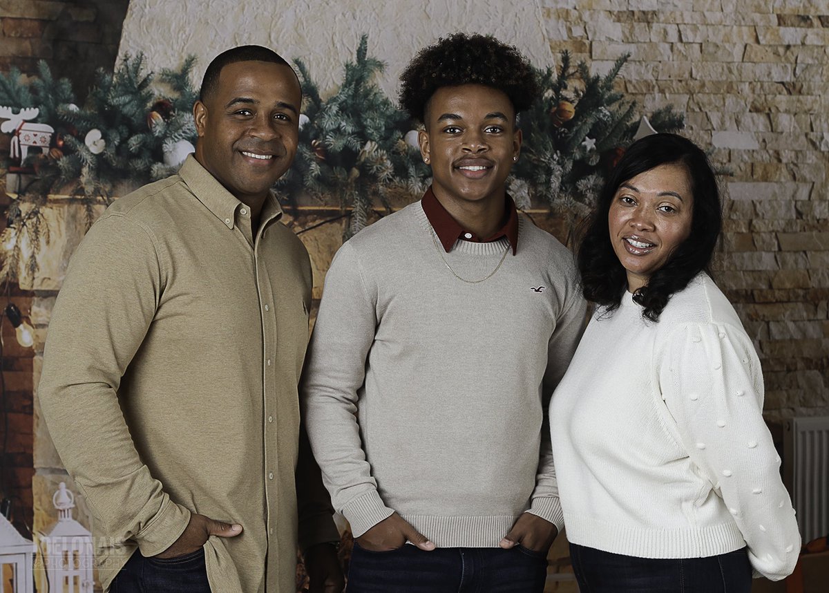 joel_onais's tweet photo. Had a great #christmassession with the James family. Thank you, #MerryChristmas 📸 #HappyHolidays https://t.co/35D8lRTMC1