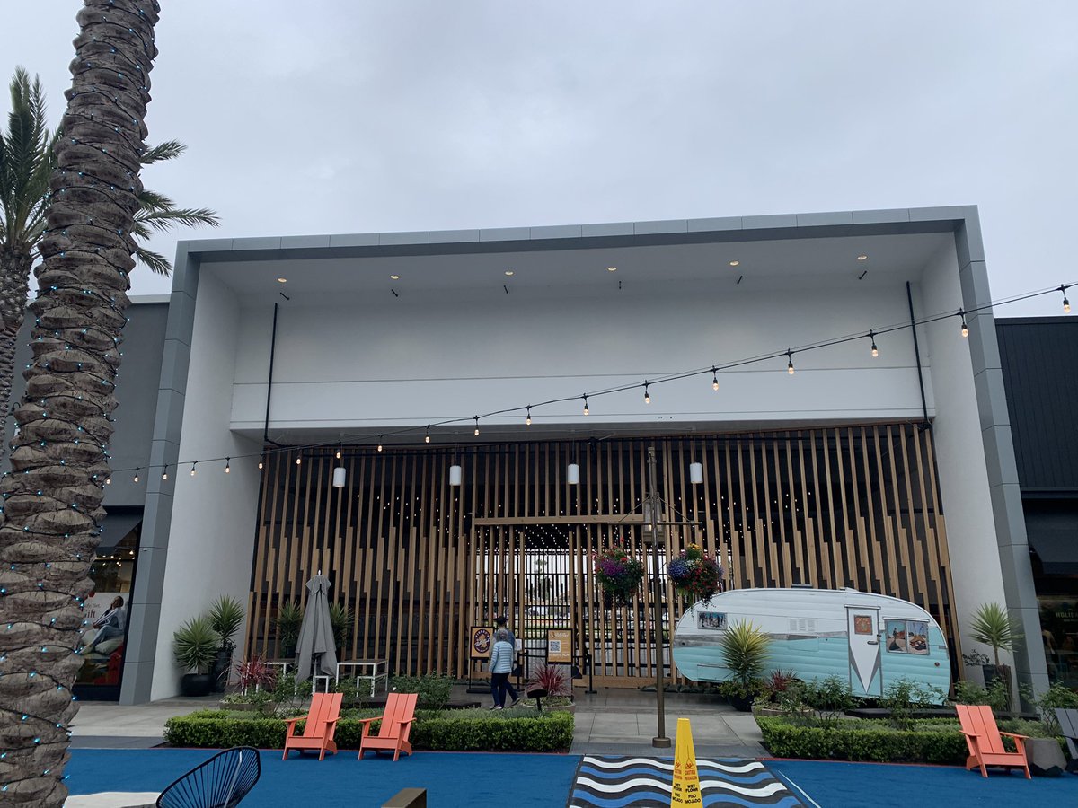 Nothing against roller skating per se but <a href="/Apple/">Apple</a> - what happened to opening in #LongBeach?