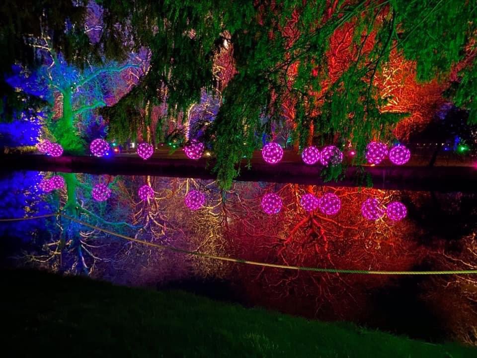 LeeMurphy48's tweet photo. The spectacular lights at Audley End. A real treat ahead of Christmas   Thank you @EHAudleyEnd https://t.co/lGKSjR6iN8