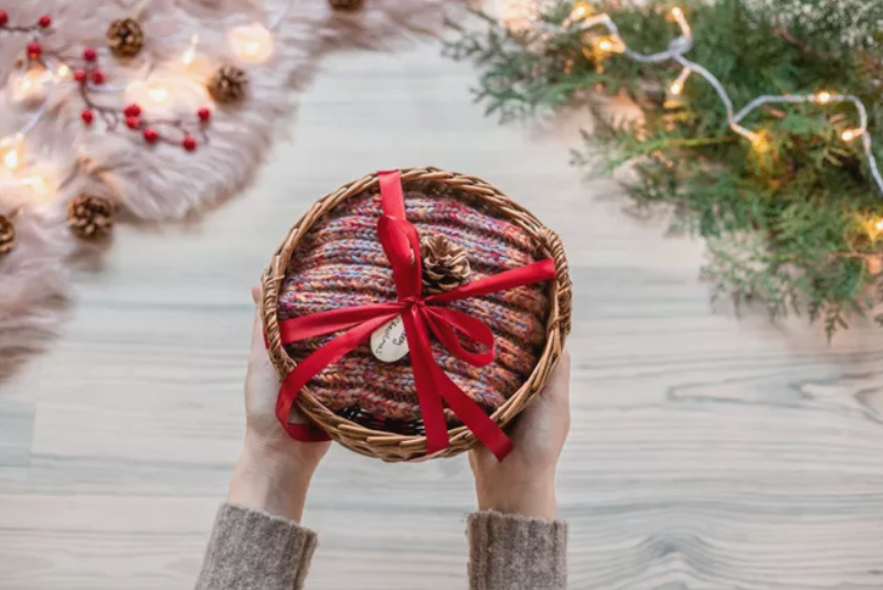 noplasticpgh's tweet photo. There are so many ways to beautifully wrap a gift using recycled, repurposed, and natural, compostable materials which can be most likely be found around your house! #PlasticFreeChristmas #NoPlasticPlease https://t.co/MBvMsj2x79