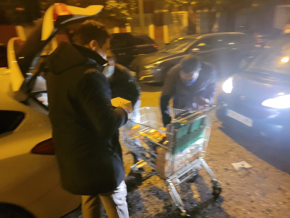 Virginiaperez11's tweet photo. Hay quien lo está pasando muy mal en estas fechas. Invito a todos a que colaboreis con @_CARITAS,  o cualquier asociación de vuestro pueblo o de vuestro barrio que dedique su esfuerzo a ayudar a los que más lo necesitan. Hoy con @ppspablosjusta en la Parroquia San José Obrero. https://t.co/l9RnkClPoY