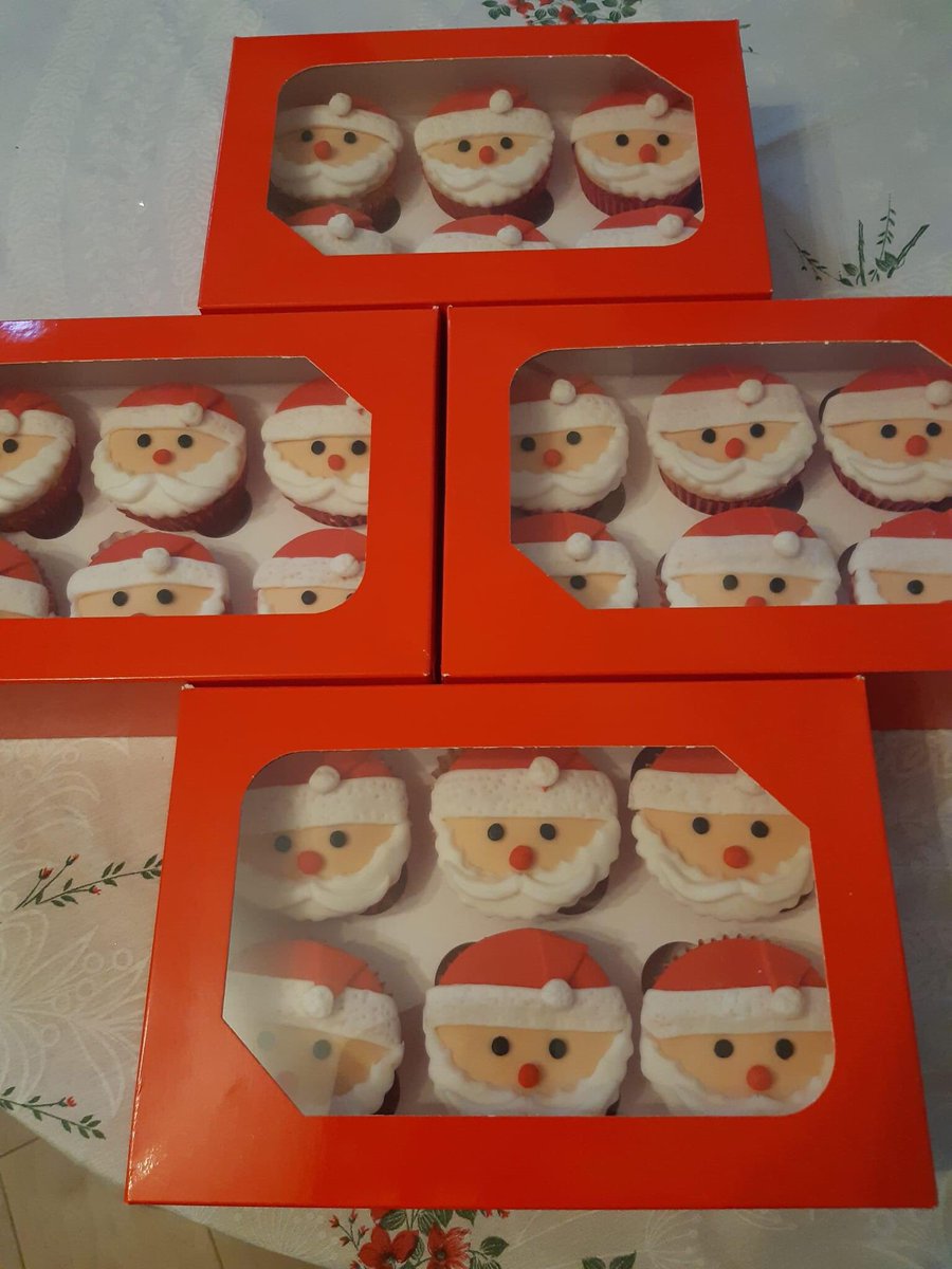 Santa cupcakes - raspberry & white chocolate 🎅🏻#festivetreats
