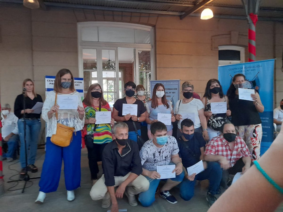 CFP401Mercedes's tweet photo. Luego de un año complicado, realizamos la fiesta de egreso del CFL 401 en La Trocha. Gracias @juaniustarroz y @clarazunino por el acompañamiento. Felicitaciones egresados!! Gracias por seguir confiando en el CFL 401. Los esperamos el año que viene para seguir capacitándose! https://t.co/0P4t6A5DHJ