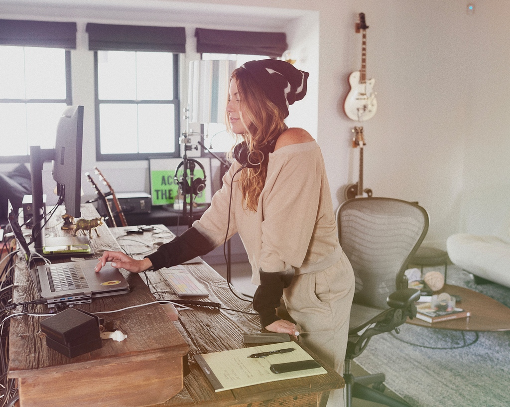 Check out our spotlight on local artist Tristan Prettyman. Our favorite song is Waste My Time, what's yours? #time2live

l8r.it/CYyo