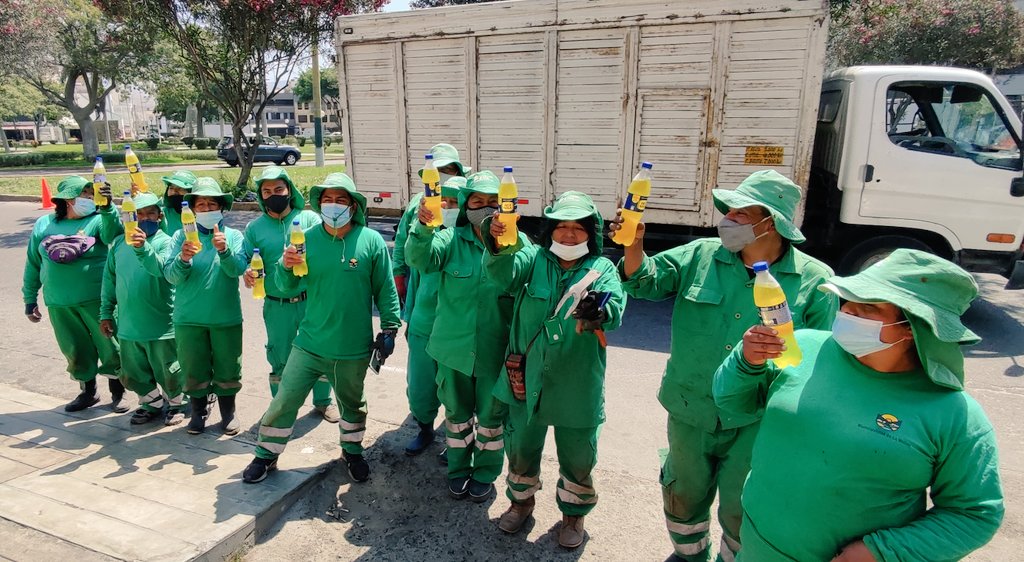 BrunoGEsc's tweet photo. NUNCA SE OLVIDEN que los trabajadores que ven nuestras áreas públicas están haciendo uno de los trabajos más exigentes y menos remunerados. Si pueden denles algo. Inversión 30 soles para 12 bebidas. Con poco se hace mucho.

TODOS SOMOS HERMANOS CIUDADANOS. https://t.co/5uHIy4Xxck