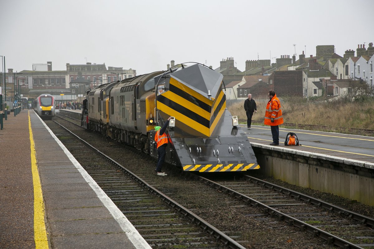kwpartlow's tweet photo. DRS Class 37/0 No.37069 with Class 37/4 No.37425 Concrete Bob at Lowestoft on 23rd December 2021 working 7Z98 11:51 Norwich TC-Norwich TC Snow Plough test run with ploughs ADB965219 and ADB965208.Changing the lamps before the run back to Norwich.#class37 #Lowestoft #snowploughs https://t.co/IfOtx6Yk3K