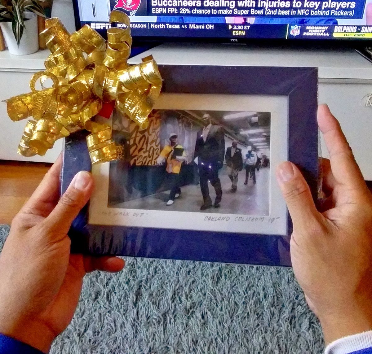 ChrisNavalta's tweet image. Thank you @StephenAEriksen for this photo of me and @afoyle3131 walking out of #OracleArena for the last time in 2019! The team may be in my neighborhood now, but Oracle Arena was a special place with more memories (professional and personal) than I can count!