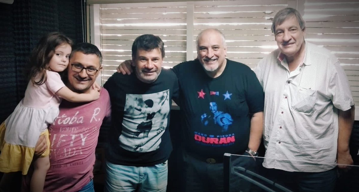 JALVALLE's tweet photo. Con el equipo de A la Cancha, excelentes periodistas y gente de muy buena madera. @alacanchabb @marianitorossi https://t.co/PseL5w975f
