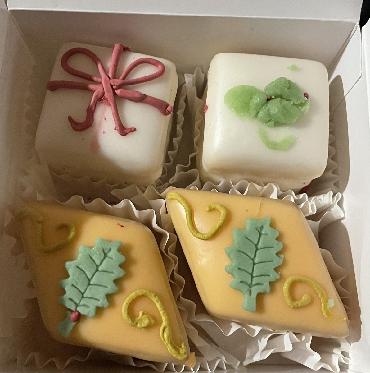 JenMedBkReviews's tweet photo. We didn’t get to Harrogate this summer, and we don’t eat Christmas cake or mince pies, so I reckon a delivery of #Bettys #FondantFancies will do me and @mgriffiths163 instead. 

We mix &amp; matched two regular and two choc orange. #MerryChristmas #fatbuthappy 😉🎄⛄️🍥🧁 https://t.co/HBCRbSeSEn