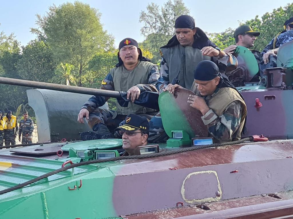 AN_Command's tweet photo. #DANX21
Post the sea dismounting, the Commander-in-Chief #ANC, #CINCAN also drove, embarked & disembarked a BMP from a Landing Craft, with his Army, Navy, Air Force & Coast Guard Component Commanders atop.
#VictoryThroughJointness
@adgpi
@HQ_IDS_India https://t.co/xDRblUPiND