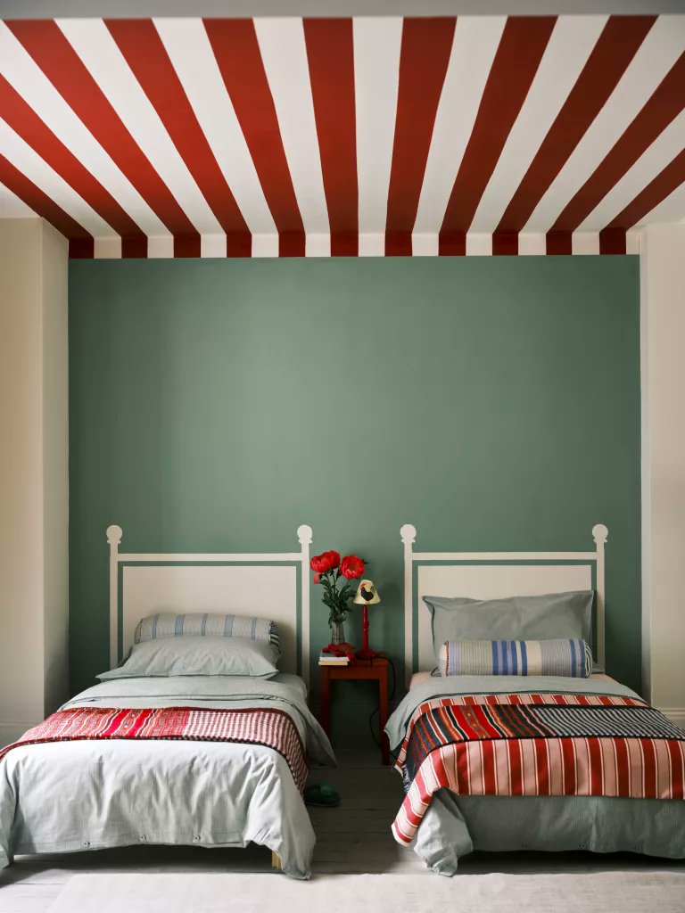 ReifCalhoon's tweet photo. Are you bold enough to use color on a bedroom's ceiling? #interiors #homedecor  https://t.co/PdK8fKrfnS https://t.co/3Jfw4blUsl