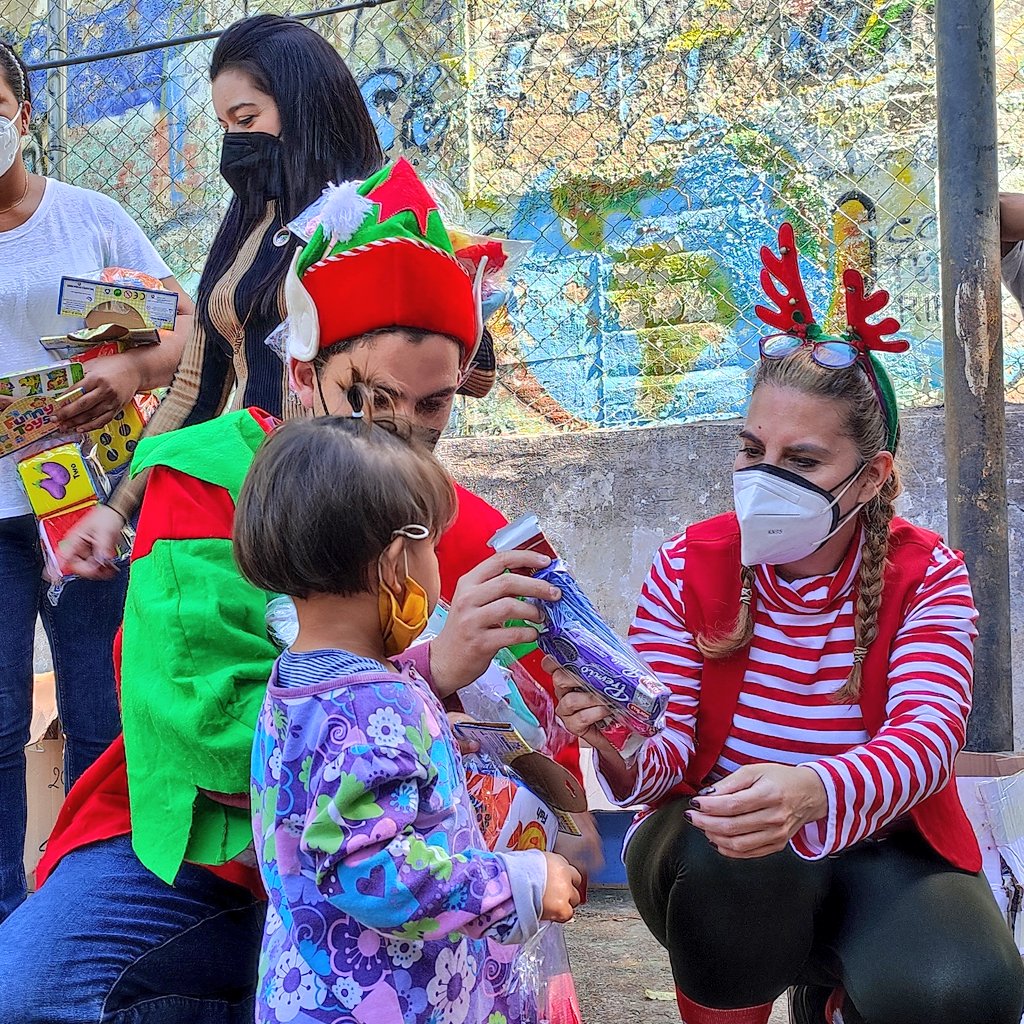 eliasayegh's tweet photo. El más bello adorno de la #Navidad es la sonrisa de nuestros niños.
Verlos alegres es el mayor regalo de amor y esperanza en un mañana mejor. #SonrisasParaTodos #Tusmare https://t.co/4WbssgpKyT