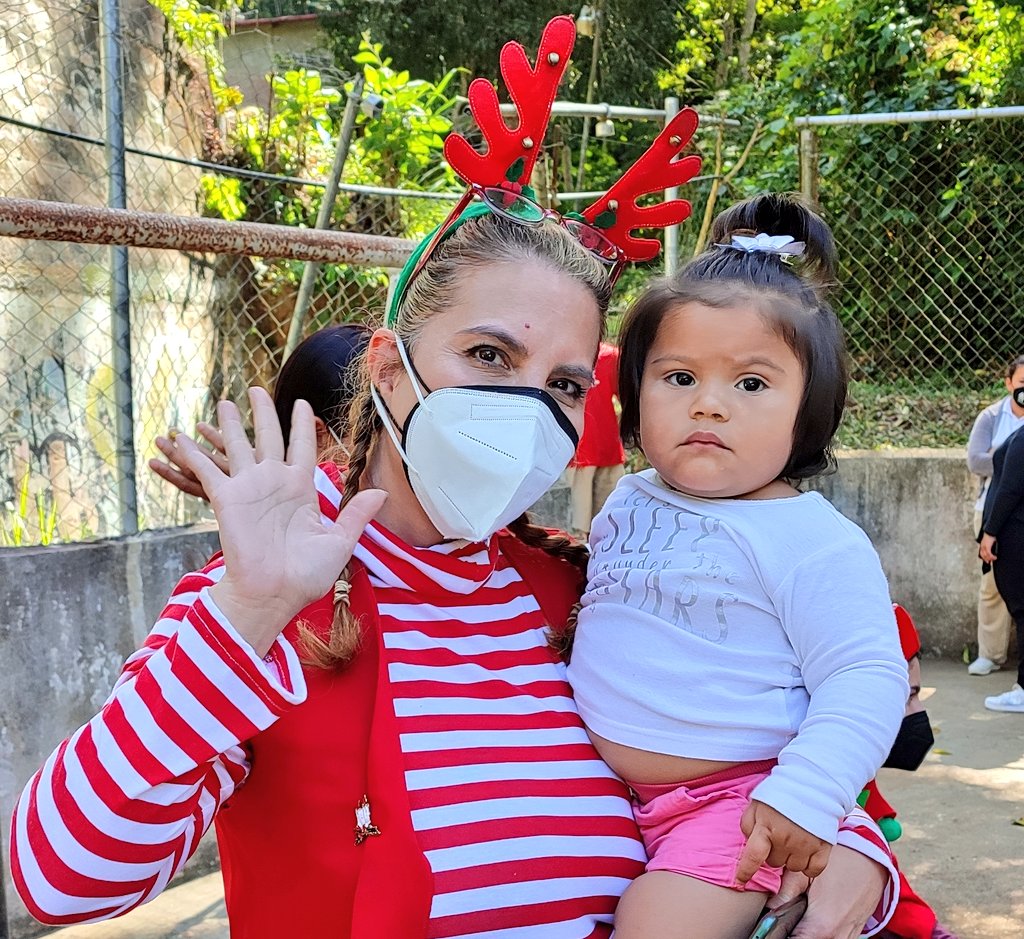 eliasayegh's tweet photo. El más bello adorno de la #Navidad es la sonrisa de nuestros niños.
Verlos alegres es el mayor regalo de amor y esperanza en un mañana mejor. #SonrisasParaTodos #Tusmare https://t.co/4WbssgpKyT
