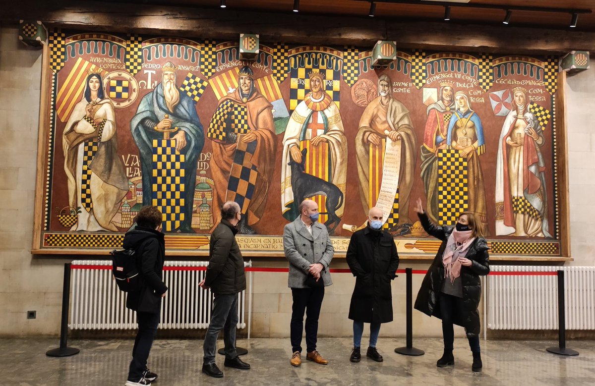 ciutatbalaguer's tweet photo. El 1971, #Balaguer inaugurava el seu edifici consistorial. Al vestíbul lluïa aquest mural dels Comtes d'#Urgell, obra de Jaume #Minguell Miret. 

🎨 50 anys després el posem en valor i en recuperem la vitalitat dels seus colors amb la restauració del conservador Ramón Solé. https://t.co/ptc38s8fUk