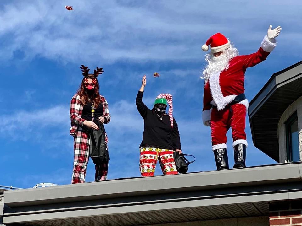 Up on the rooftop reindeer pause
Out jumps good old Santa Claus 🎅