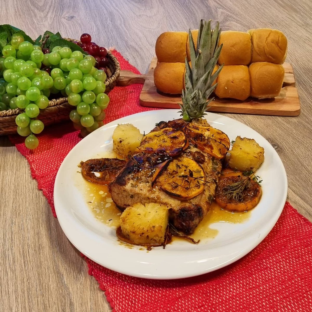 LMUnicanal's tweet photo. 🎄COCINA NAVIDEÑA 🎄

😋Hoy nuestro querido chef @luis_abdo nos dejó esta receta maravillosa de LOMO DE CERDO A LA NARANJA, siempre con productos de @arcoirispy 

#LMUP🎄 #UNICANAL https://t.co/L0k3P54NlN