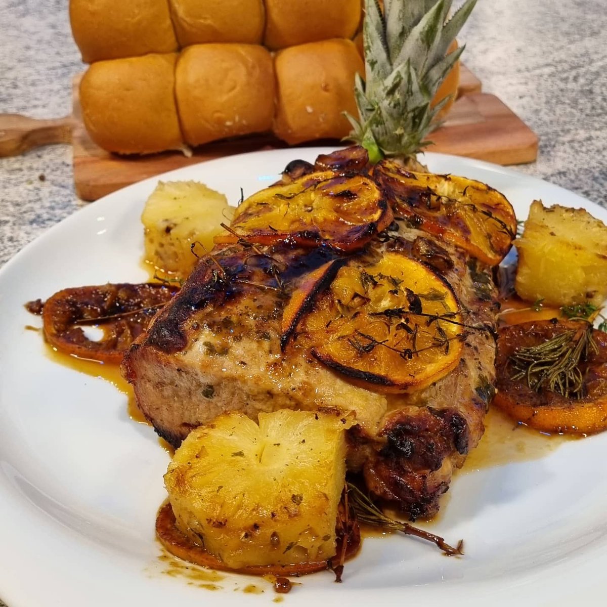 LMUnicanal's tweet photo. 🎄COCINA NAVIDEÑA 🎄

😋Hoy nuestro querido chef @luis_abdo nos dejó esta receta maravillosa de LOMO DE CERDO A LA NARANJA, siempre con productos de @arcoirispy 

#LMUP🎄 #UNICANAL https://t.co/L0k3P54NlN