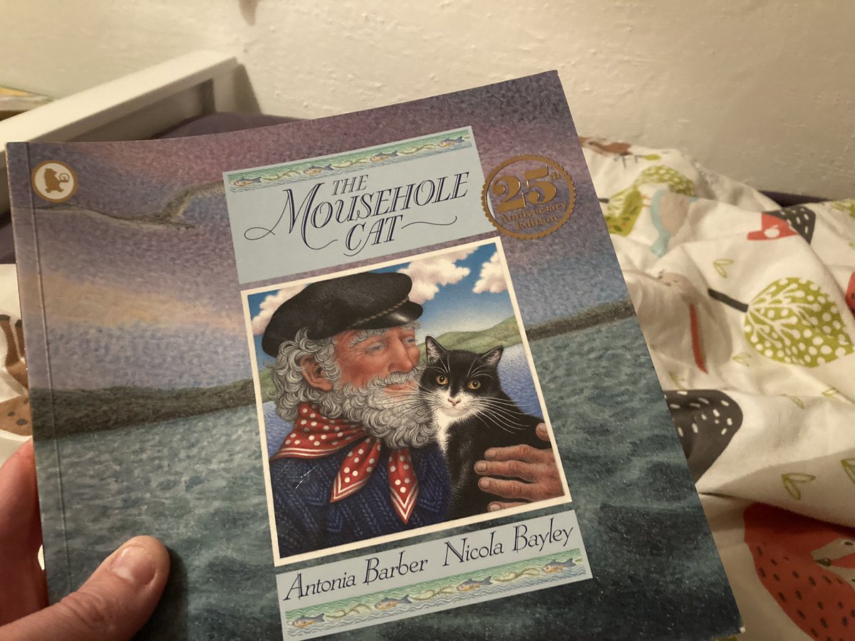 johnnyoshea's tweet photo. An easy choice for bedtime story tonight 🐈‍⬛  #oldtom #mowzer #23rdDecember https://t.co/HCPspMEEZ4