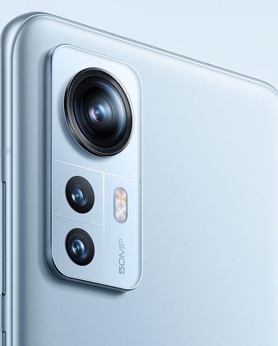 AskSmartphones's tweet photo. Les presento las primeras imágenes oficiales de el próximo Xiaomi 12, recordemos que este será el sucesor del MI 11 solo que con un cambio en el nombre en esta serie de los gama alta de la marca.

Este será presentado de forma oficial el día 28 de diciembre.
#Xiaomi12 #Xiaomi https://t.co/F3Qmp1YLV6