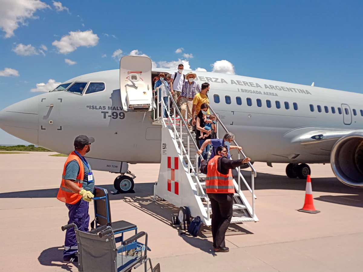 El Aeropuerto Internacional Valle del Conlara recibió al Boeing 737 de LADE🛬

➡️Este jueves a las 11:45 aterrizó de manera exitosa el avión de la Fuerza Aérea Argentina proveniente de Buenos Aires 

🔗 Más info: bit.ly/3yVxqG5

#TransporteSanLuis