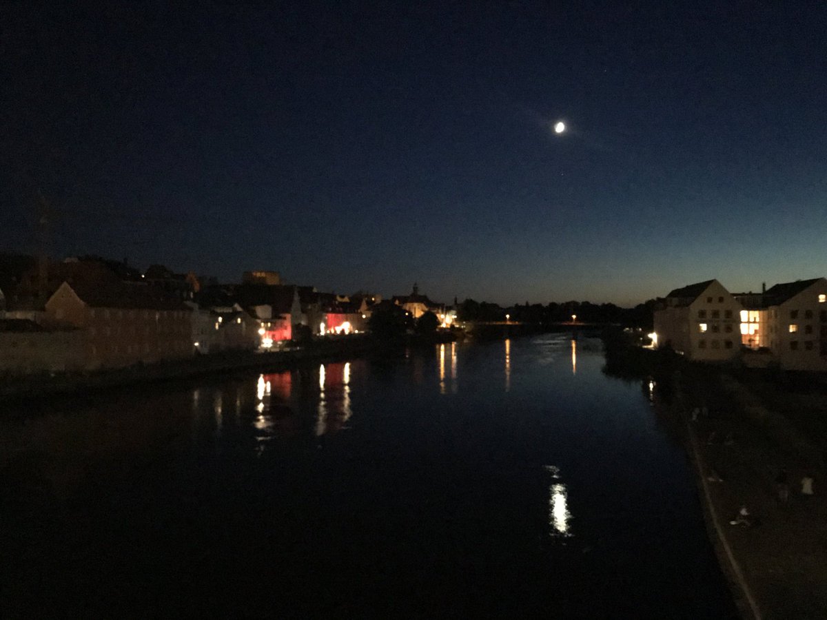 TeeCarola's tweet photo. @Blaue_Ampel a braw, bricht, muinlicht nicht. #bright #bluechristmas #photochallenge #blaueampel https://t.co/rT6Li96oGu