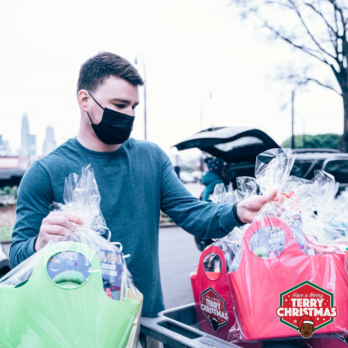 hornets's tweet photo. For Day 4 of Terry Christmas, we dropped off 30 brave baskets for families spending the holiday at @NovantHealth Hemby Children's Hospital. These care packages are filled with coloring books, legos, card games, fuzzy socks, stuffed animals &amp; more! 💜 

#SwarmToServe x @T_Rozzay3 https://t.co/98RScTHhls