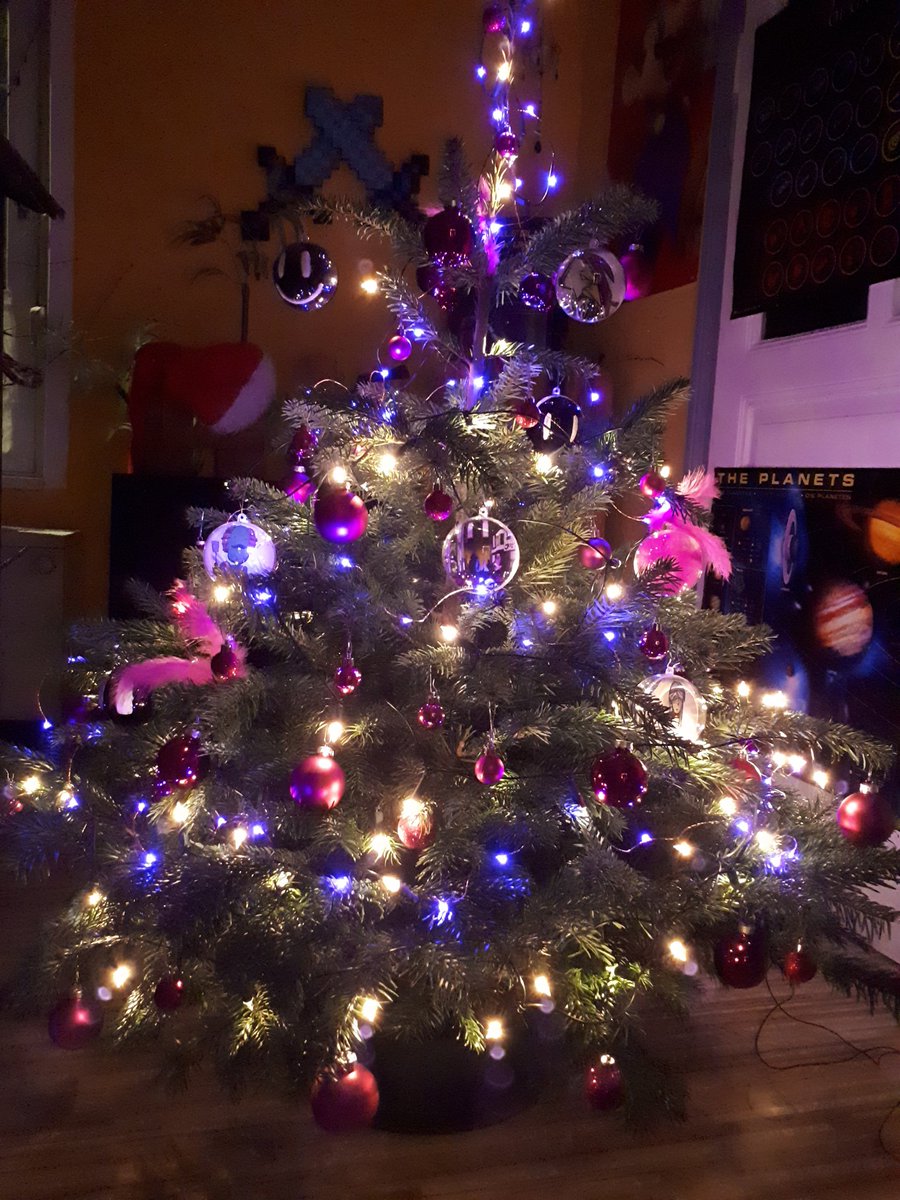 Chimera_Claw's tweet photo. Mein diesjähriger Weihnachtsbaum trägt besonderen Schmuck. Lila-pinke Kugeln, lila Lichterkette, Kugeln mit Bildern darin. Alles ist einem Spiel namens Memory Lane gewidmet. Es ist ein rundenbasiertes RPG. https://t.co/mAJ77zUpBu