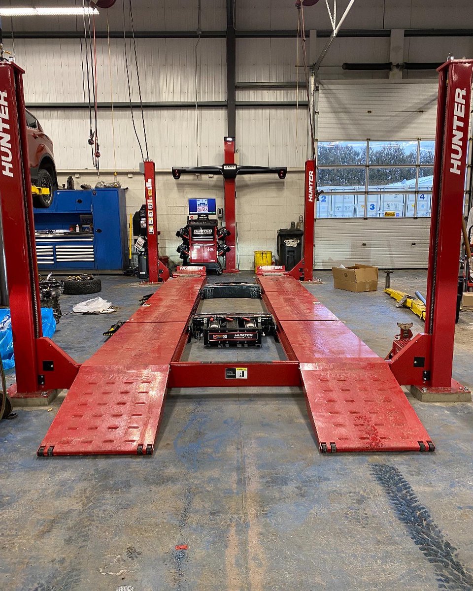 AmscSolutions's tweet photo. Congratulations!…and a huge thank you to Jeff Hinton, of the Hinton Automotive Group, their Fixed Operations Manager, Hubert Estey, and their Service Manager, Kim Hoogwerf, of A&B Ford in Perth. #wechoosehunter #hawkeyeelite #alignment #amscsolutionsinc #rotunda #4post https://t.co/7mejc7jMyQ