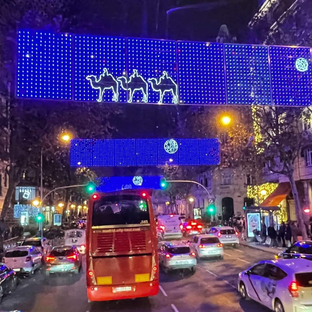 asoc_pitote's tweet photo. El sábado pasado estuvimos viendo las luces de Madrid con el bus de Naviluz.
Nos defraudó bastante porque recortaron el recorrido sin previo aviso por un evento que había en Cibeles.
Pero disfrutamos de vernos y estar todos juntos por última vez en el año.
El año que viene más.😊 https://t.co/1XRlUoIdDR