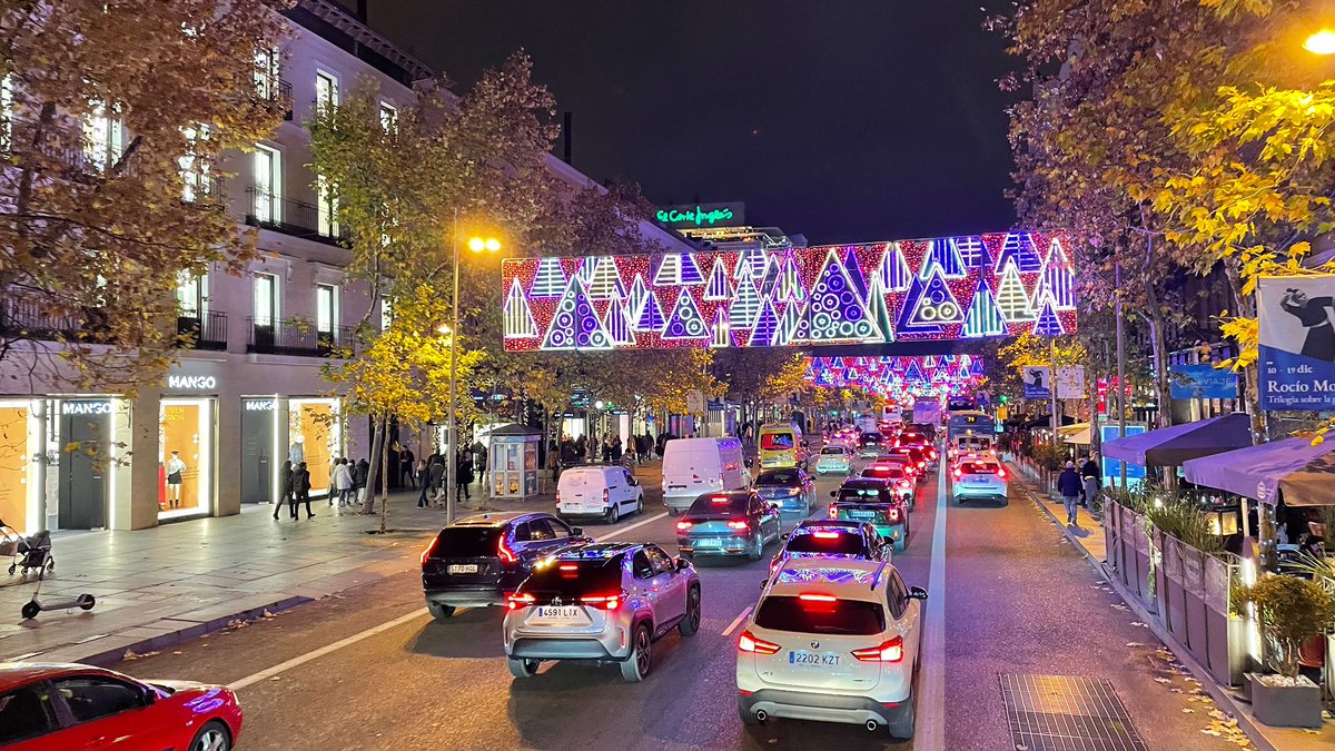 asoc_pitote's tweet photo. El sábado pasado estuvimos viendo las luces de Madrid con el bus de Naviluz.
Nos defraudó bastante porque recortaron el recorrido sin previo aviso por un evento que había en Cibeles.
Pero disfrutamos de vernos y estar todos juntos por última vez en el año.
El año que viene más.😊 https://t.co/1XRlUoIdDR