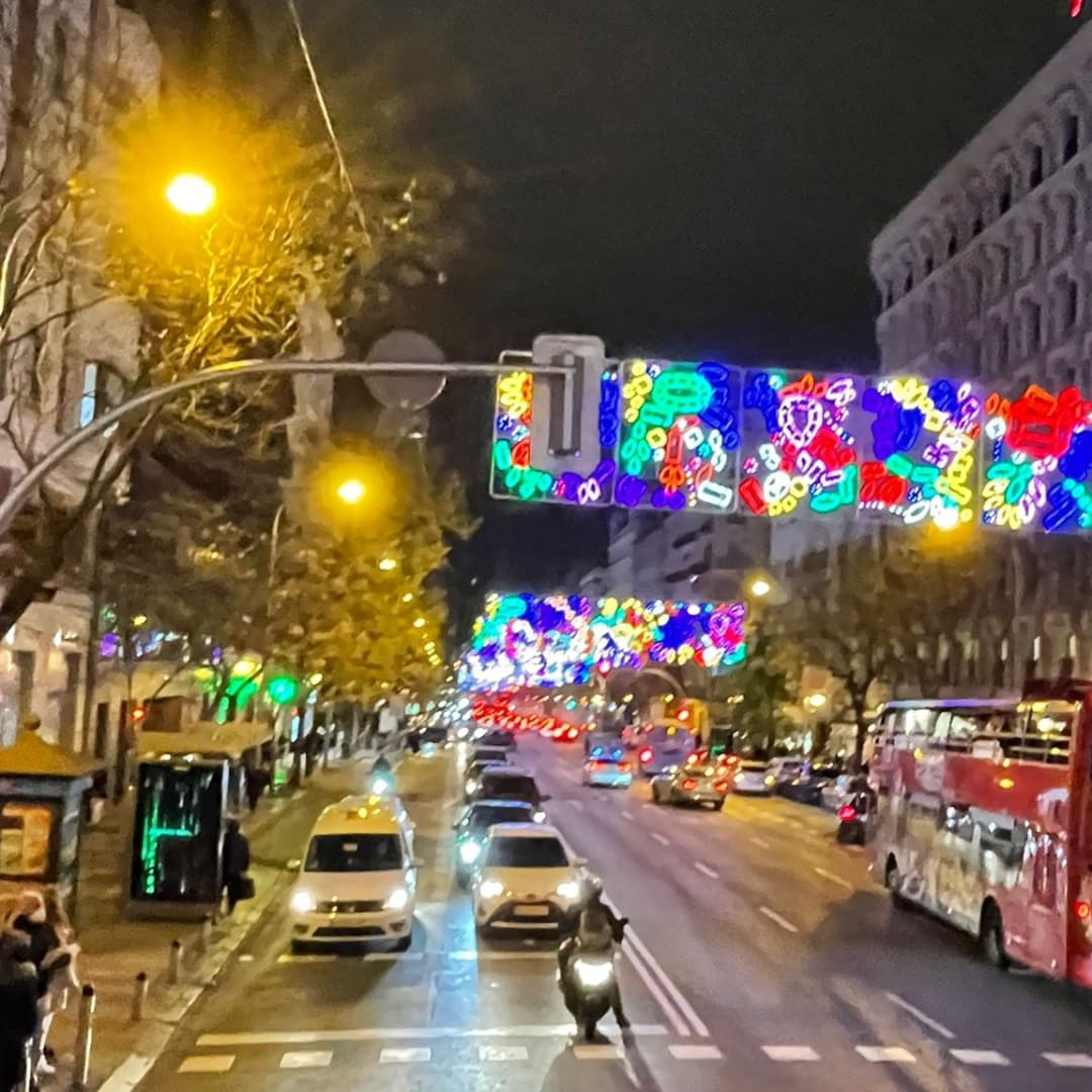 asoc_pitote's tweet photo. El sábado pasado estuvimos viendo las luces de Madrid con el bus de Naviluz.
Nos defraudó bastante porque recortaron el recorrido sin previo aviso por un evento que había en Cibeles.
Pero disfrutamos de vernos y estar todos juntos por última vez en el año.
El año que viene más.😊 https://t.co/1XRlUoIdDR