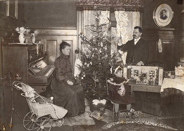 fotostiftung's tweet photo. Fröhliche und gesunde Weihnachtstage🎄
—
Öffnungszeiten der Fotostiftung Schweiz über die Festtage: 
24. + 31. Dez, offen 11–16h
26. Dez + 02. Jan, offen 11–18h
25. Dez + 01. Jan geschlossen
—
Weiter Infos: https://t.co/fDGlMQ1akC https://t.co/1ZOULrYm8D