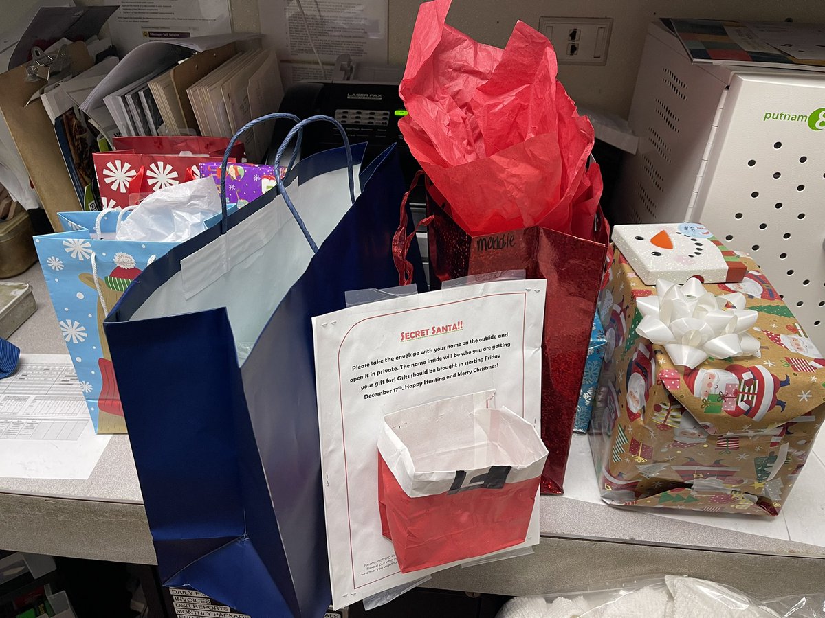 gump_ethan's tweet photo. #chilis Oswego doesn’t have a Chimney, but Santa 🎅 managed to show up anyway! Our first annual secret Santa turnout was fantastic (10% shown here)!
Building culture sometimes means bows &amp; ribbons, but really it’s all about the team that made this possible!🎄
@clflesh @yardbird83 https://t.co/6uZZS88nzB